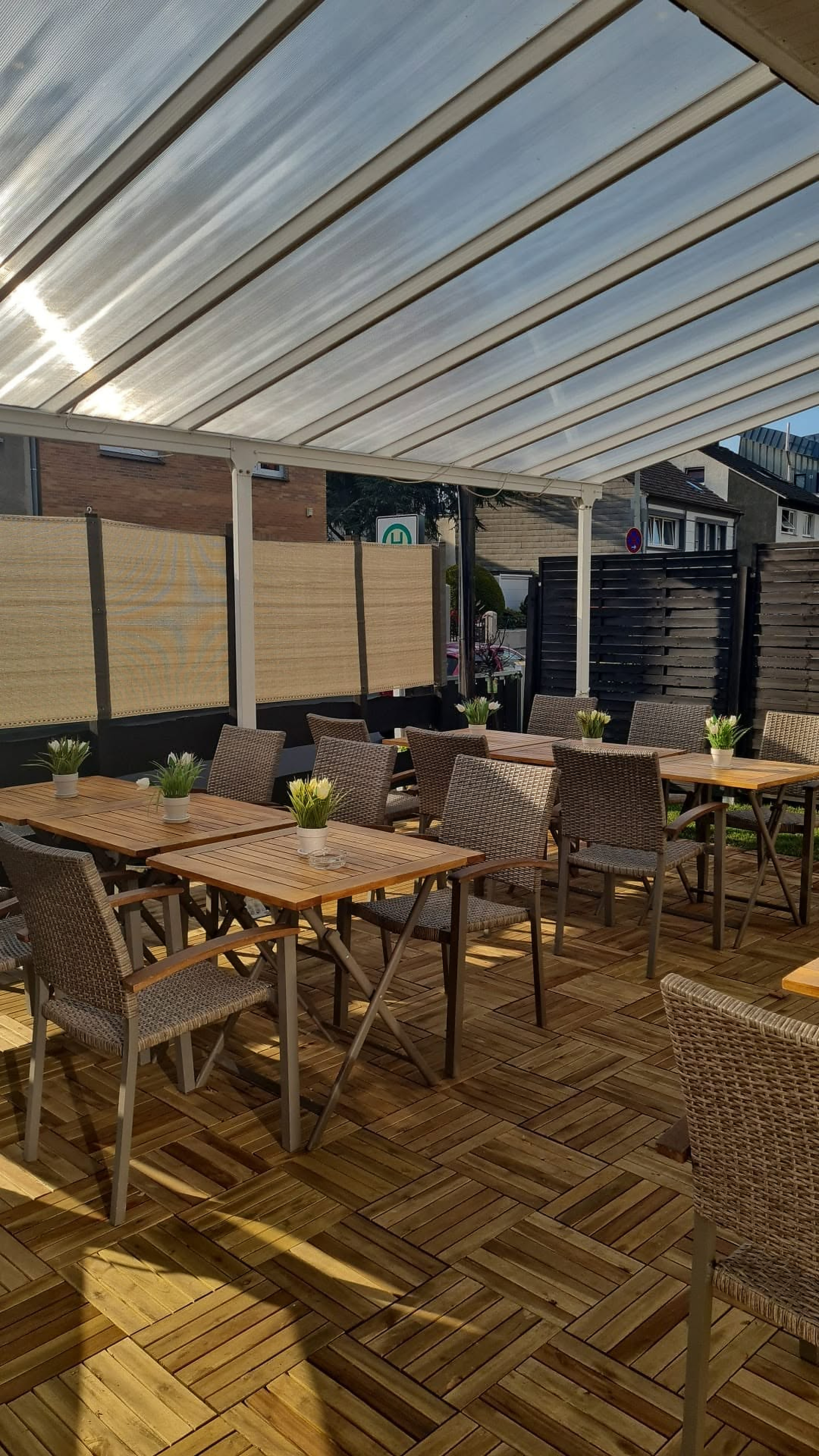 Überdachte Terrasse der Osteria Ferrara